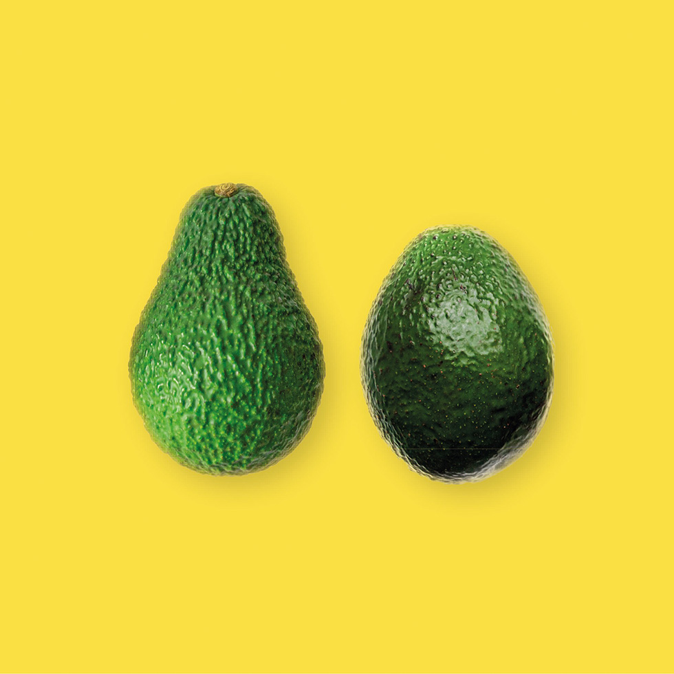 Mythos Penis: Zwei unterschiedliche Avocados auf gelbem Hintergrund
