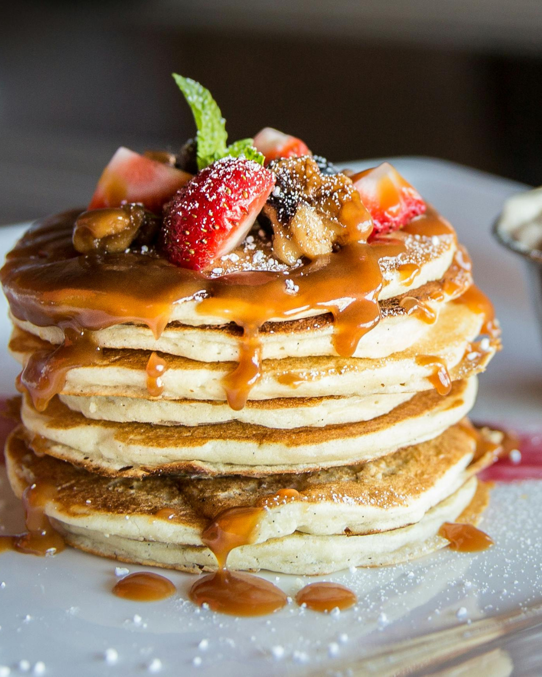 Pfannkuchen mit Obst als Garnitur