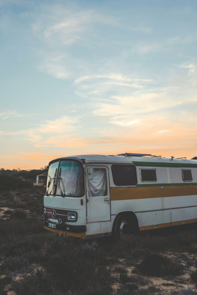 Campingbus bei Sonnenuntergang