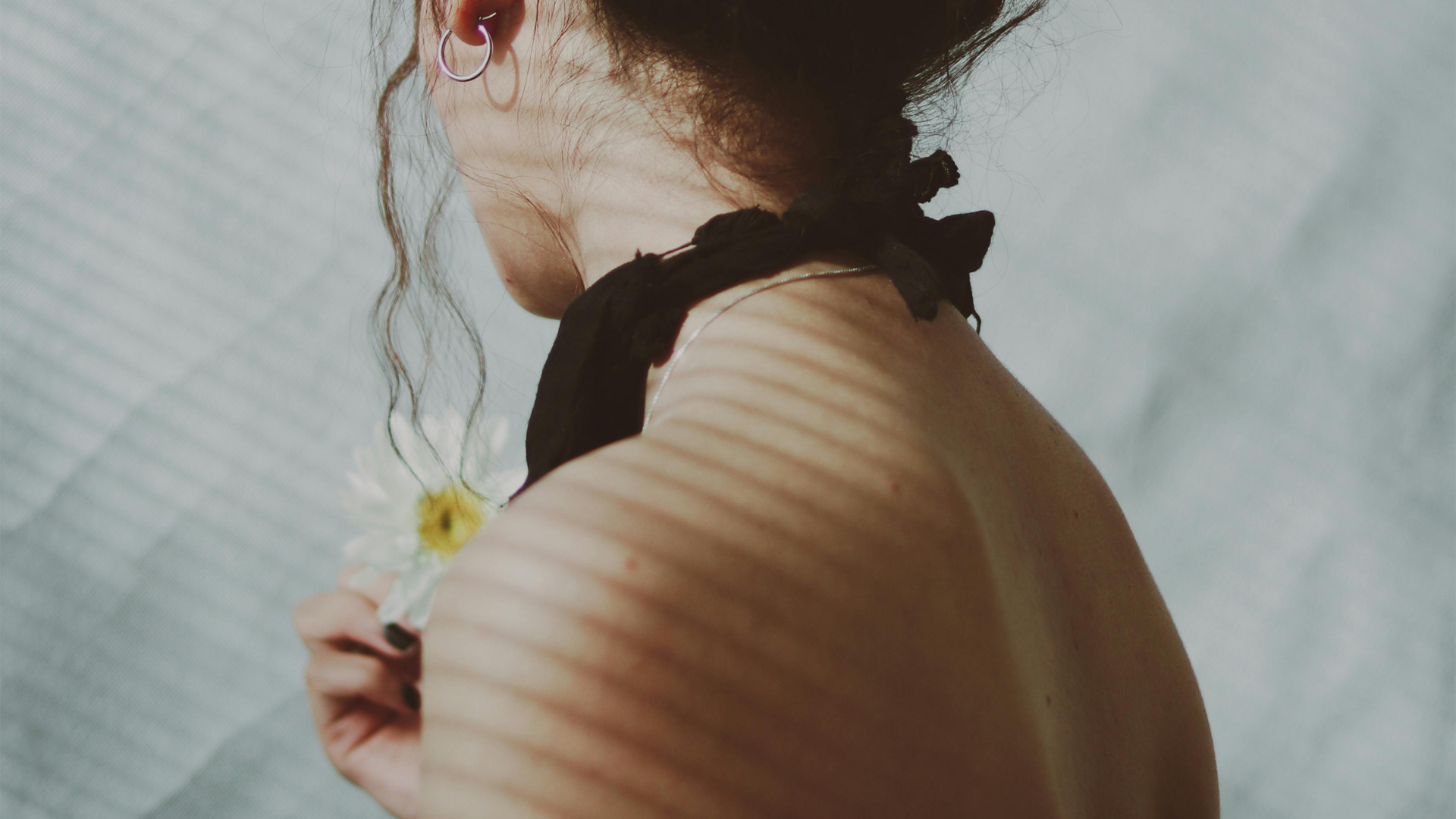 Frau mit Blume, ästhetisch, weißer Hintergrund, Thema 32-Tage-Regel