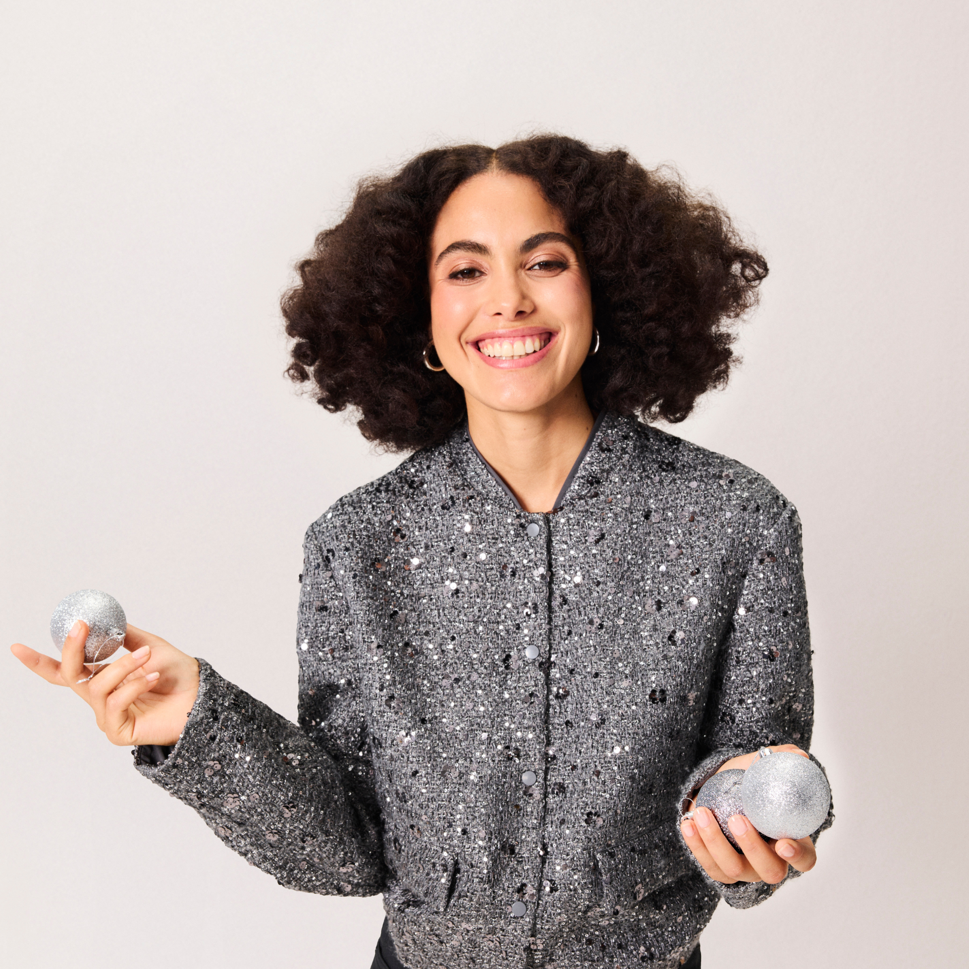 Adventkalender: Eine Frau in grauer glitzernder Jacke lacht