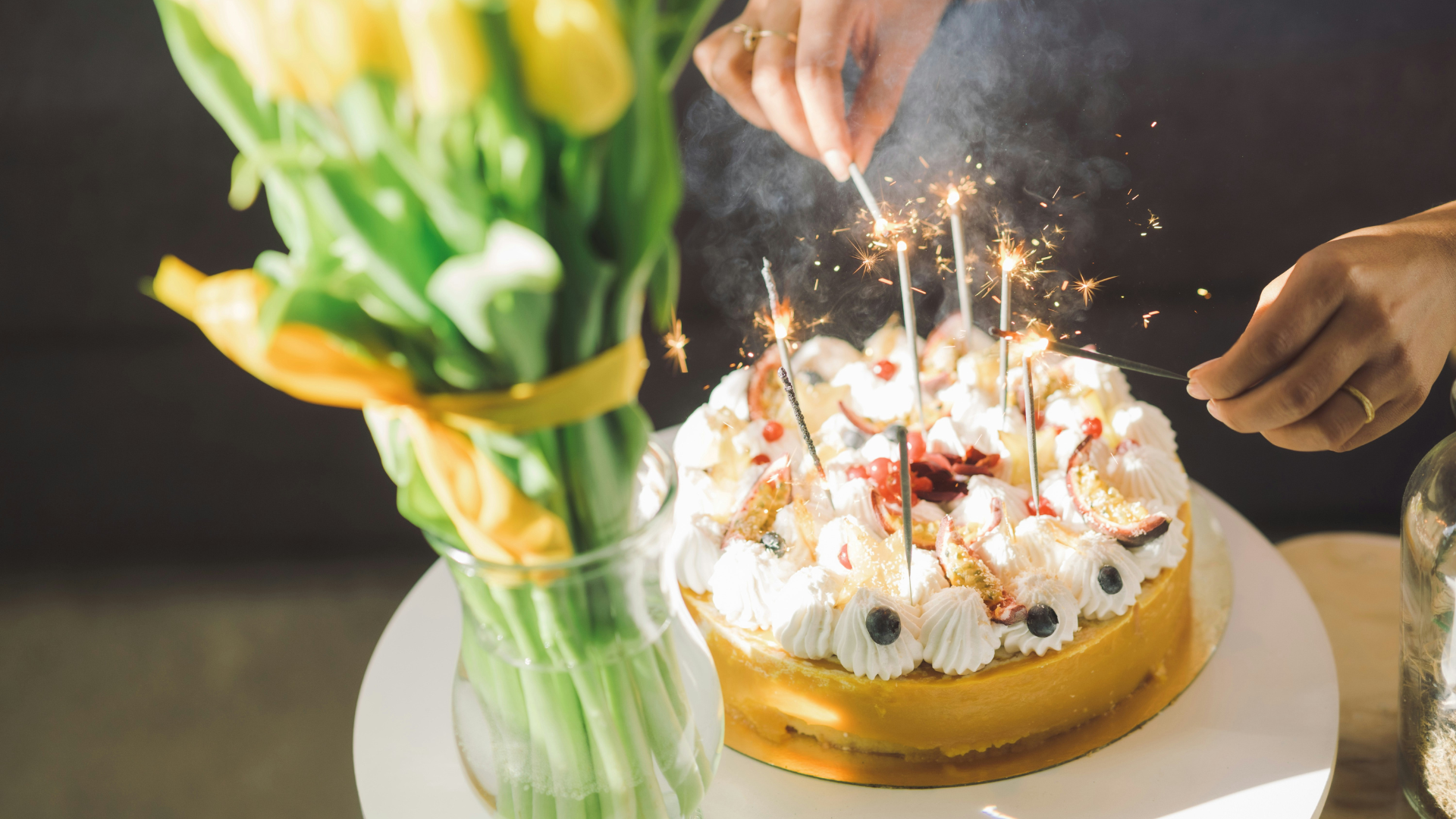 Blumen neben einer Torte
