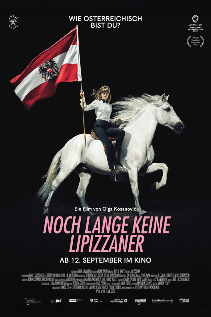 Filmplakat zu „Noch lange keine Lipizzaner“ von Olga Kosanović, mit einer Frau auf einem weißen Pferd, die eine rot-weiß-rote Flagge hält.