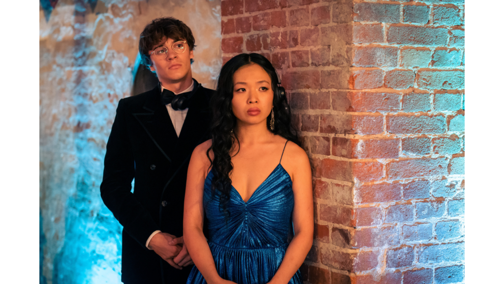 Szene aus Maxton Hall: Kieran und Lin beim Ball