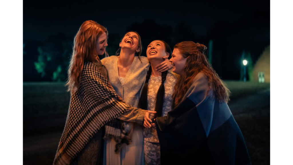 Szene aus Maxton Hall: Lydia, Ruby, Lin und Ember umarmen sich