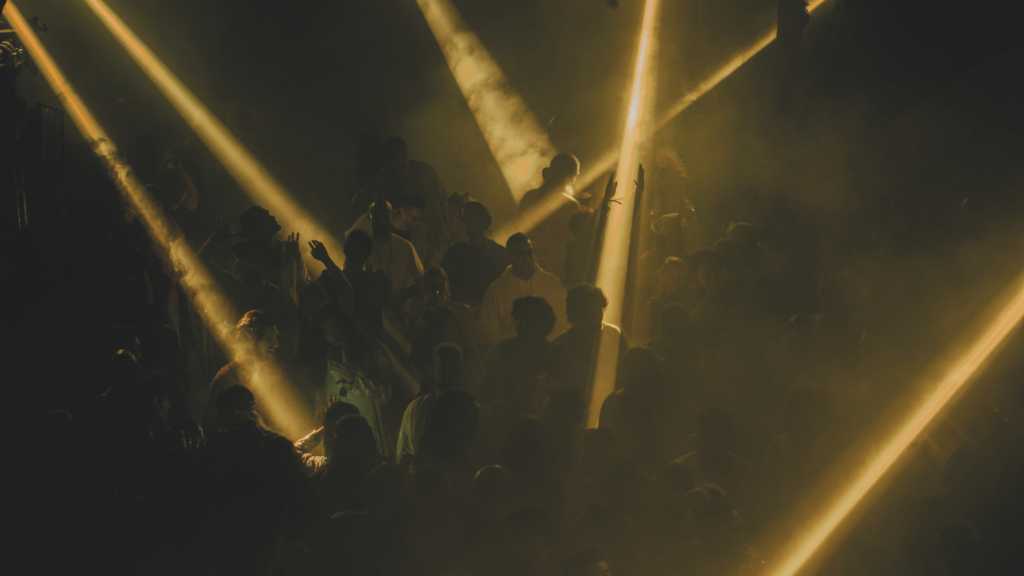 Ein Bild im dunklen Club mit hellen gelben Scheinwerfern