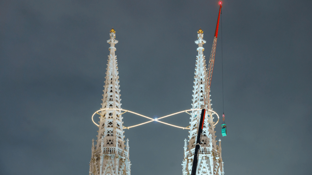 Lichtinstallation: Unendlichkeitszeichen zwischen den Türmen der Votivkirche