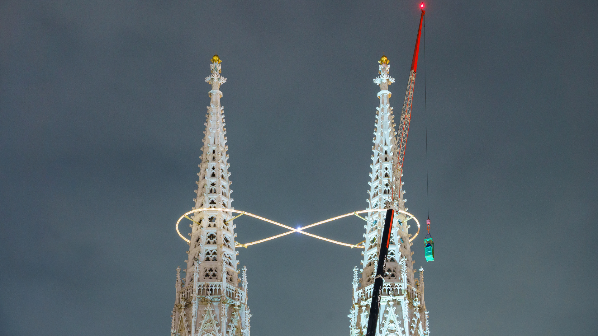 Lichtinstallation: Unendlichkeitszeichen zwischen den Türmen der Votivkirche