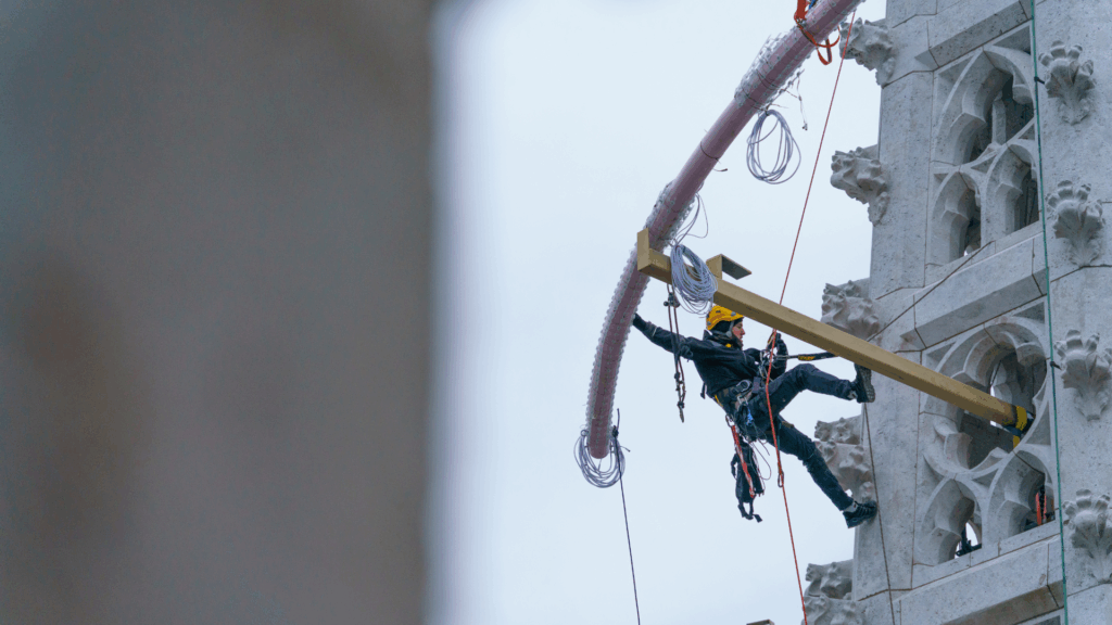 Installation von Billi Thanner wird von einem Mann montiert