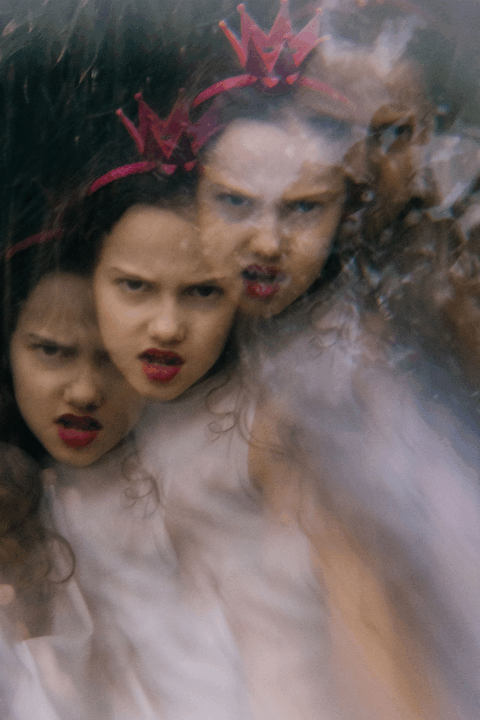 Gewinne-2-2-Tickets-f-r-Die-Infantin-tr-gt-den-Scheitel-links-im-Kosmos-Theater-in-Wien