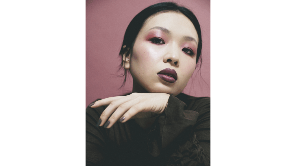 Andrea Guo in beerigen Tönen geschminkt