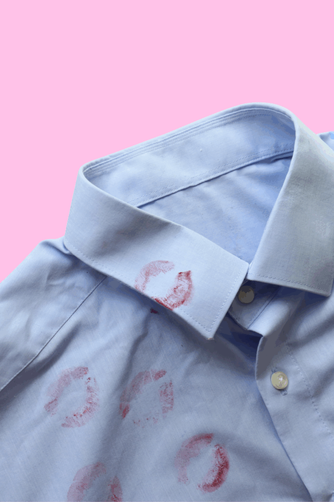 Ein blaues Hemd mit rosa Kussabdrücken