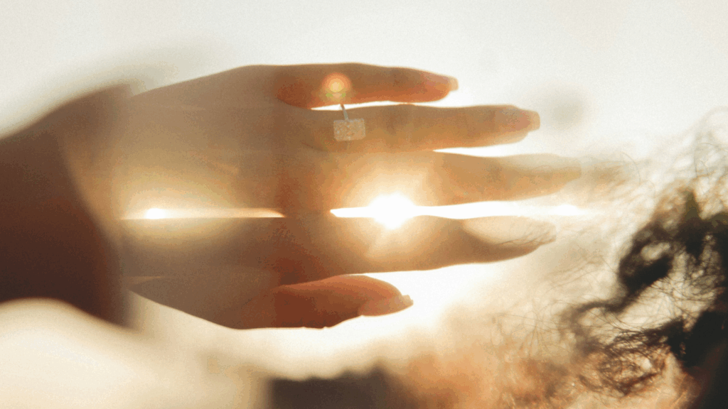 Die Hand einer Frau mit einem großen Verlobungsring