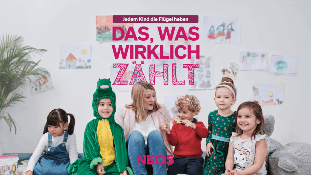Neos: Frau mit Kindern lachend
