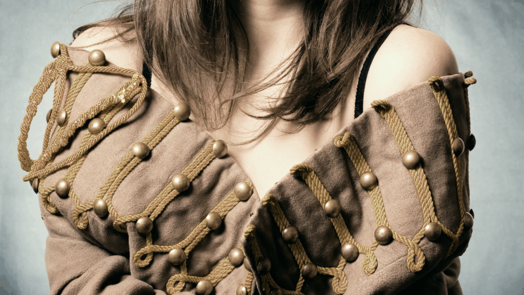 Frau in Napoleon-Jacke