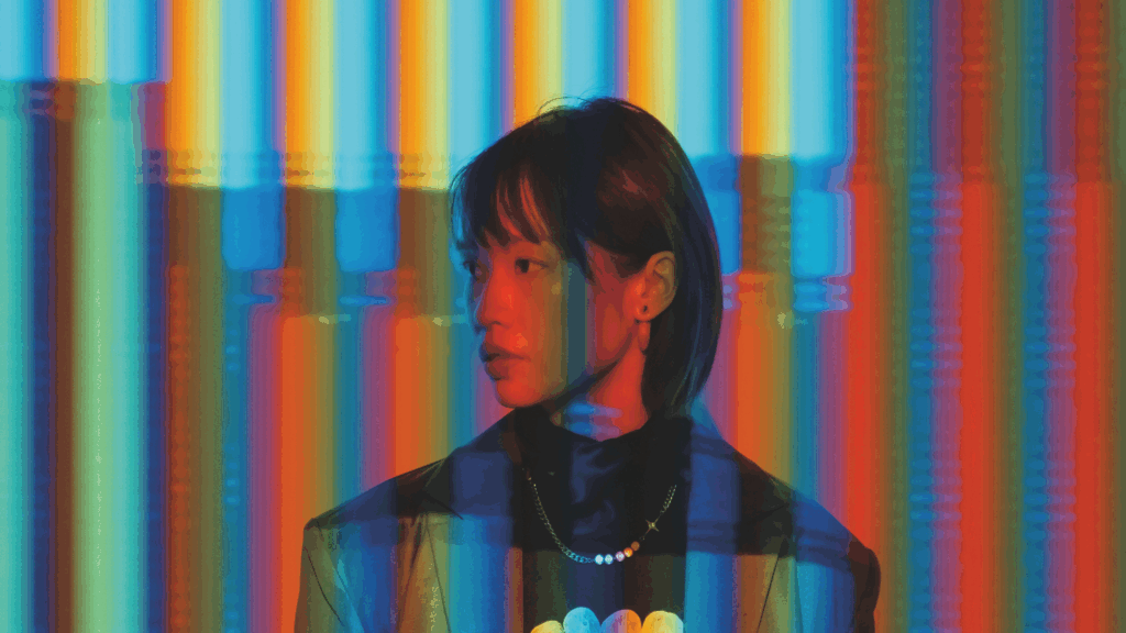 Frau blickt auf die Seite