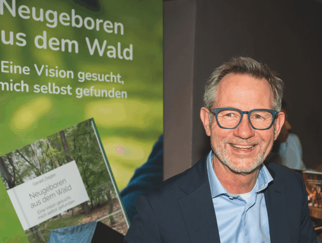 Autor Gerald Ziegler bei der Buchpräsentation, er signiert eines seiner Bücher
