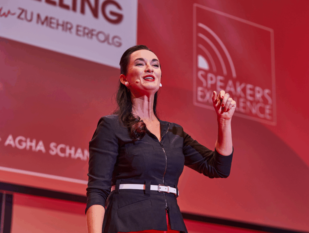 Silvia-Agha-Schantl während eines Vortrages