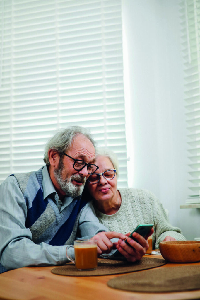 Ein Mann und eine Frau schauen gemeinsam auf ein Handy