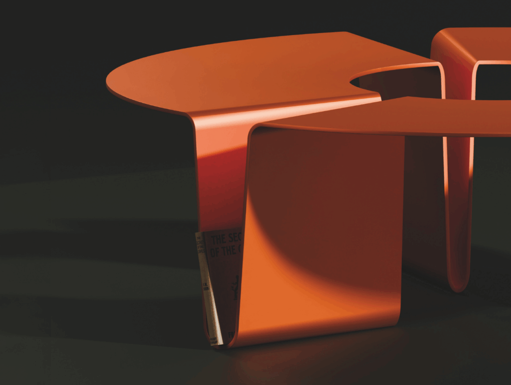 Runde orangene Bank auf dunklem Hintergrund