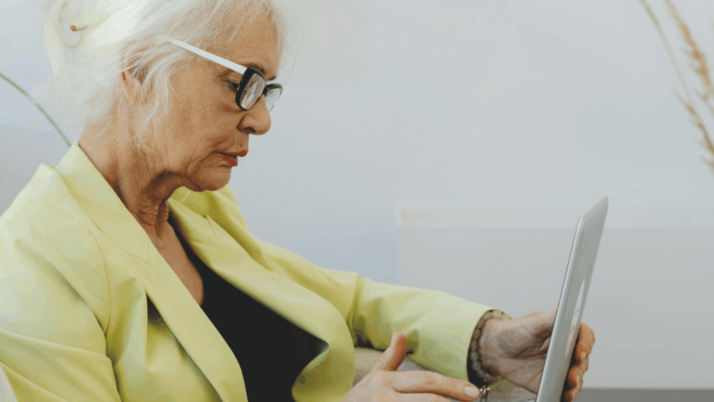 Eine Seniorin mit einem Laptop