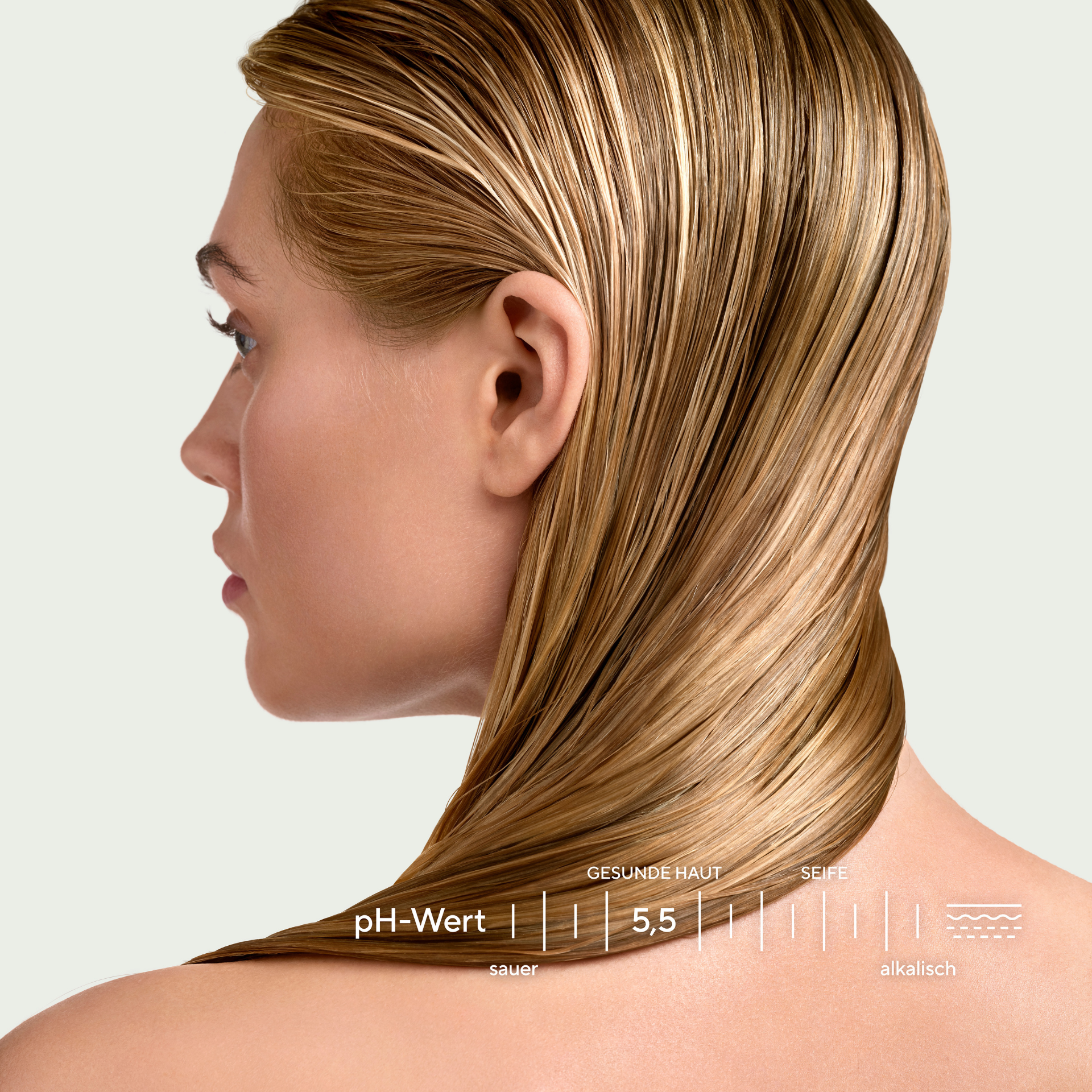 Blonde Frau mit gekämmten Haaren von hinten