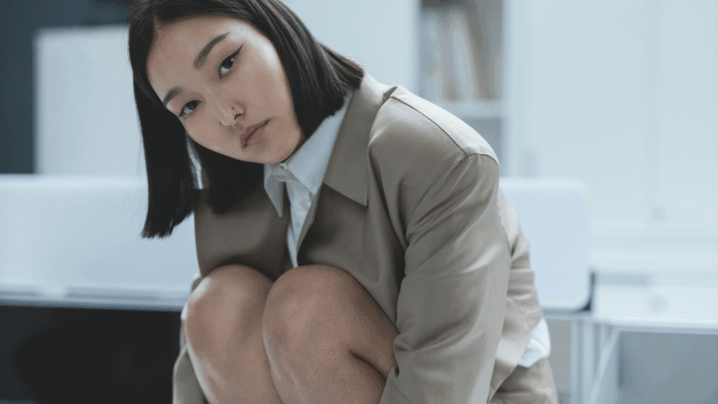 Eine Frau in der Hocke mit einem Cropped Blazer