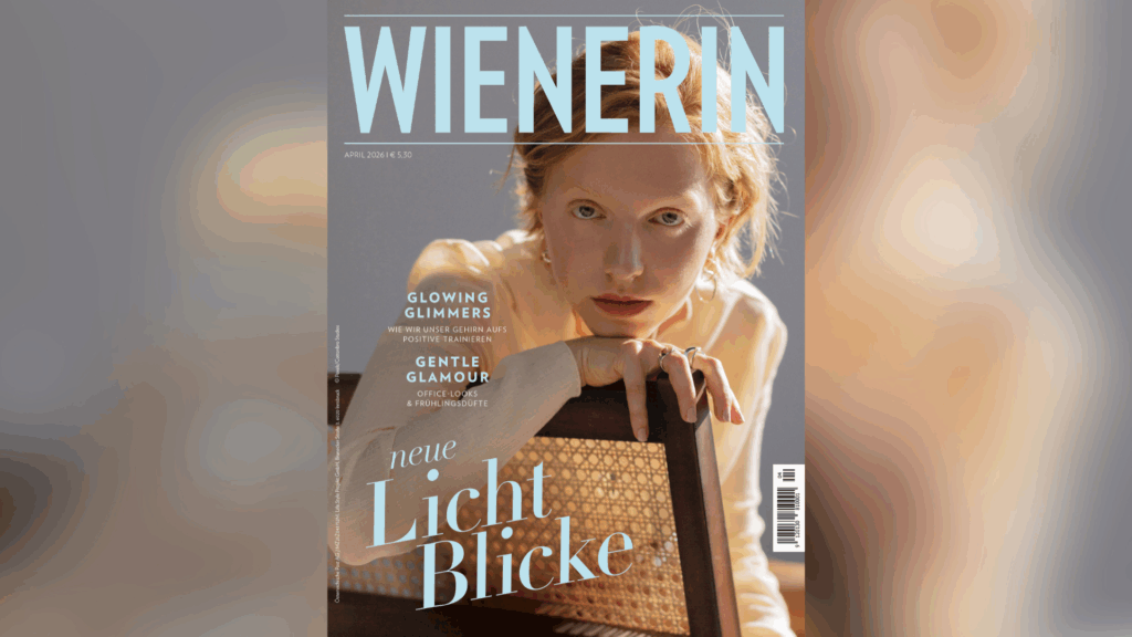 Eine Frau lehnt ihren Kopf an eine Stuhllehne und blickt in die Kamera