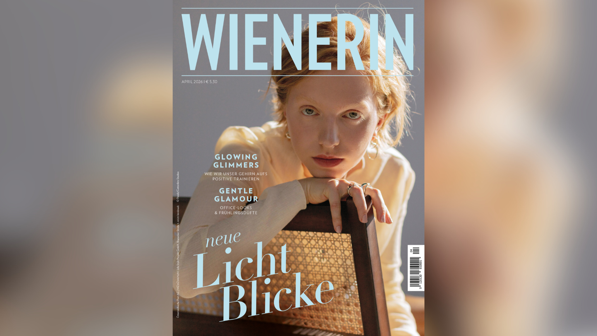 Eine Frau lehnt ihren Kopf an eine Stuhllehne und blickt in die Kamera