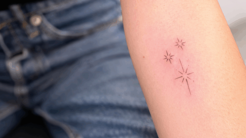 Tätowierte Sterne am Arm im Fineline-Stil