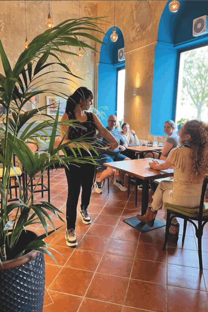 Das Café von Lea Antonia Wald von innen mit Gästen