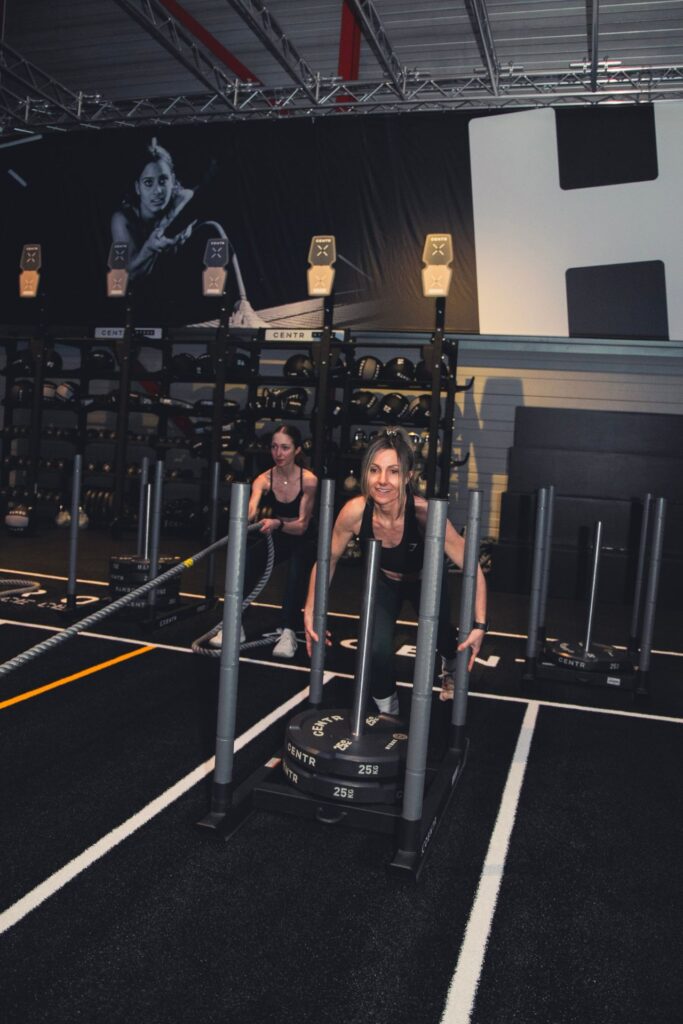 Redakteurin Nicole Madlmayr mit Tochter Emma beim Hyrox-Training.