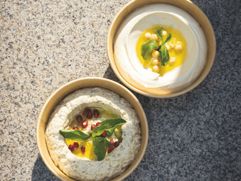 Zwei Bowls mit libanesischem Essen von oben