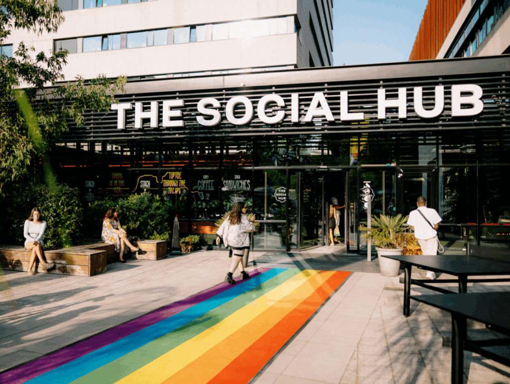 Eingang von The Social Hub mit Regenbogen-Boden