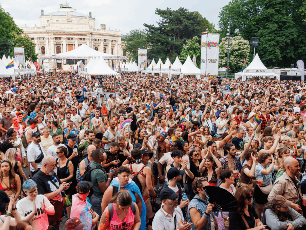 Menschenmasse beim Pride Village am Rathausplatz