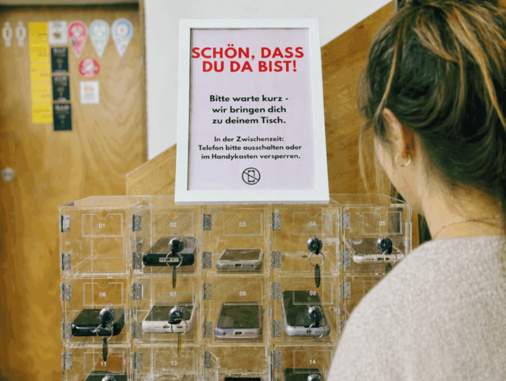 Ein Regal zur Aufbewahrung von Handys im Restaurant "Offline Oida"