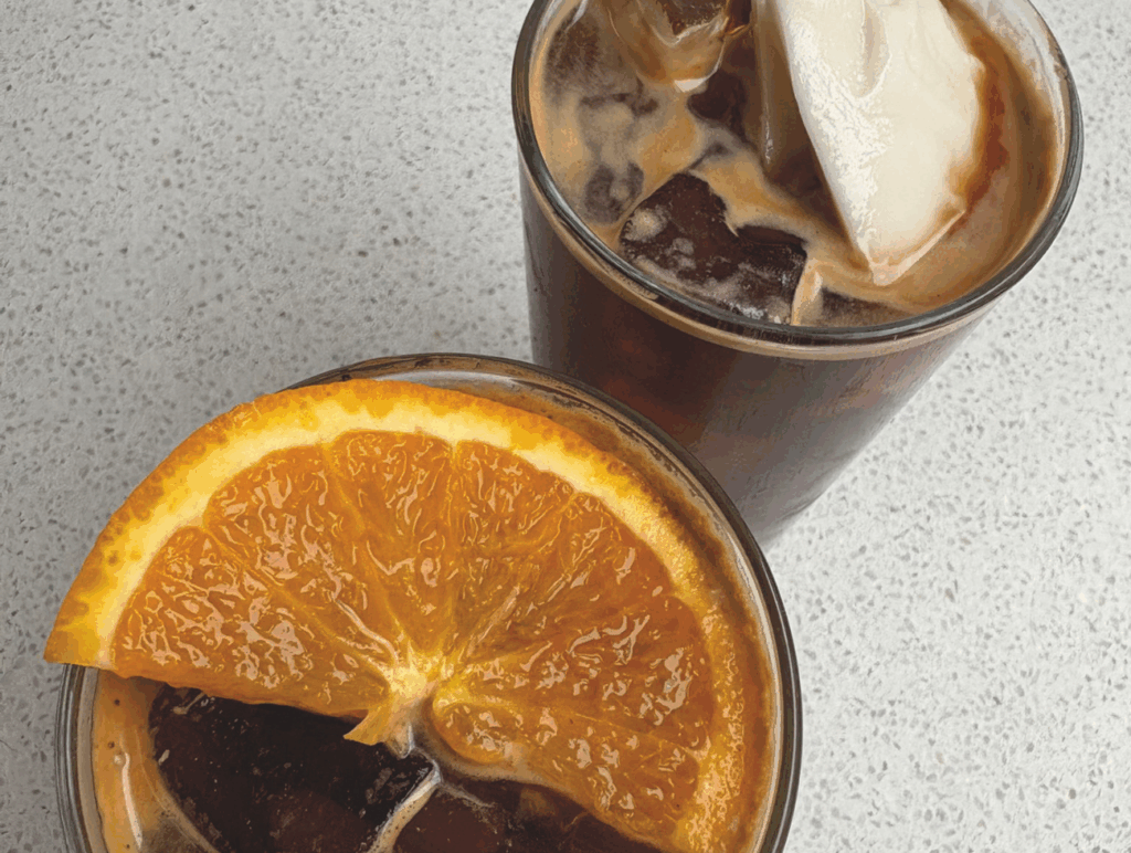 Zwei Kaffees von oben mit Früchten als Topping im Maison Naya