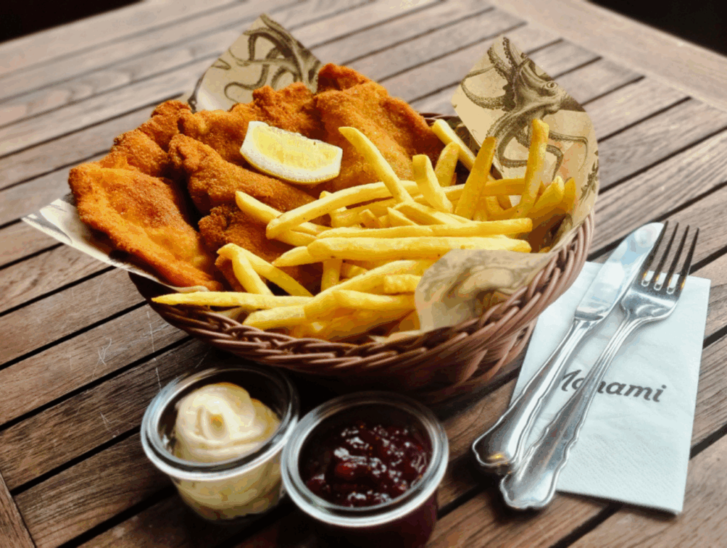 Eine Portion Schnitzel mit Pommes uns Soßen im Monami 