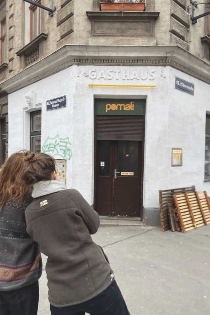 Karoline Schuster & Mathilde Mazaud vor ihrem Restaurant Pomali