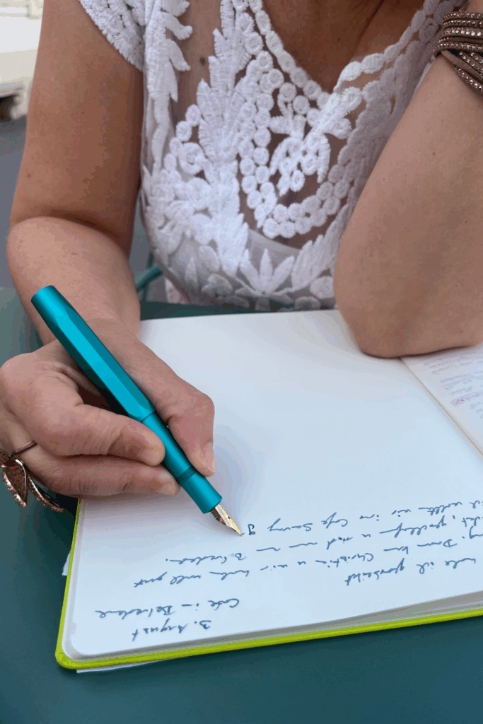 Eine Hand schreibt in ein Buch