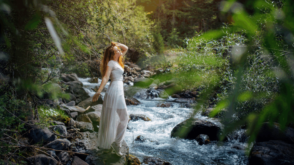 Coolcation: Frau im Wald an einem Bach