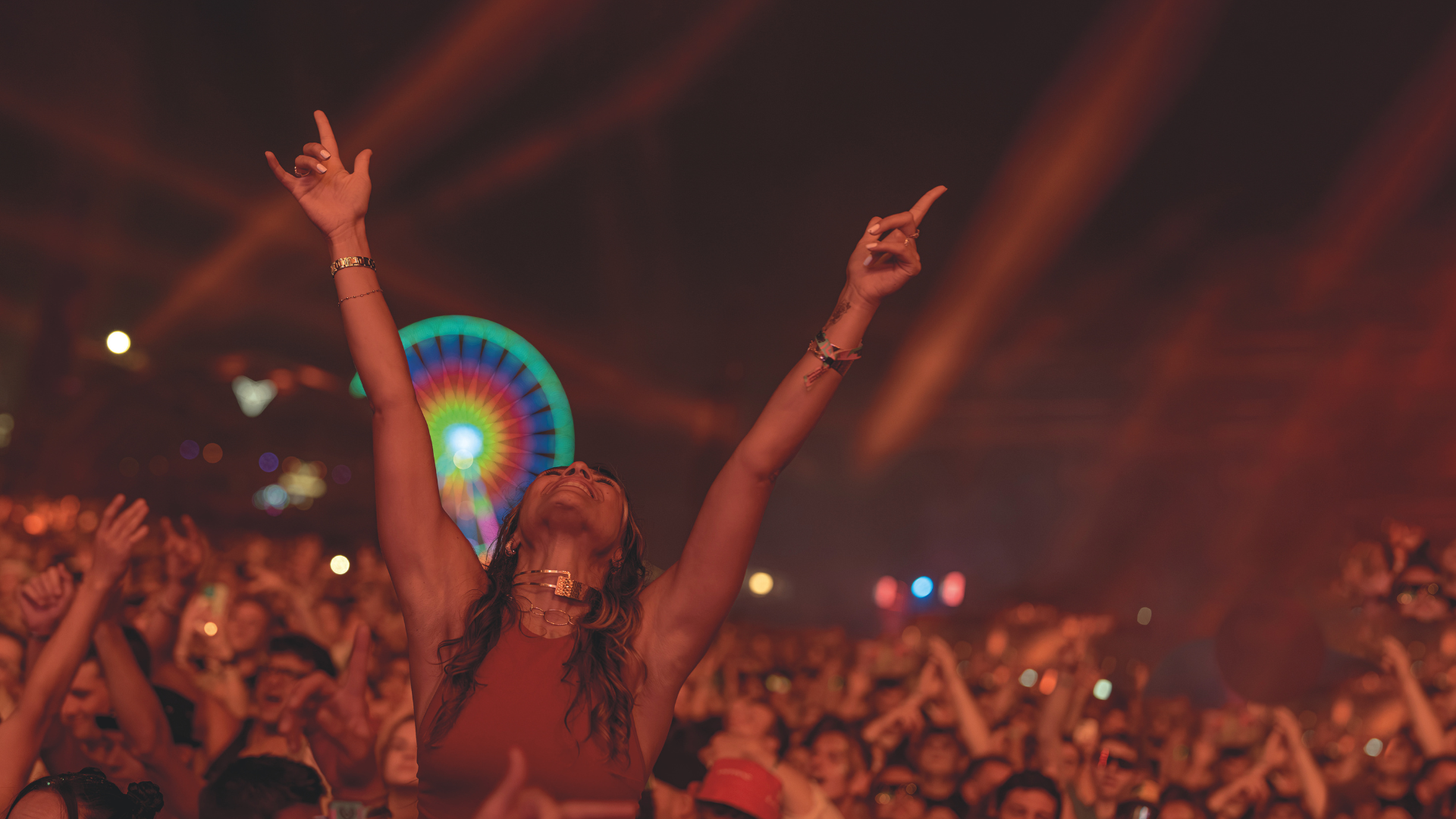 Festival-Publikum, eine Frau streckt beide Hände in die Luft