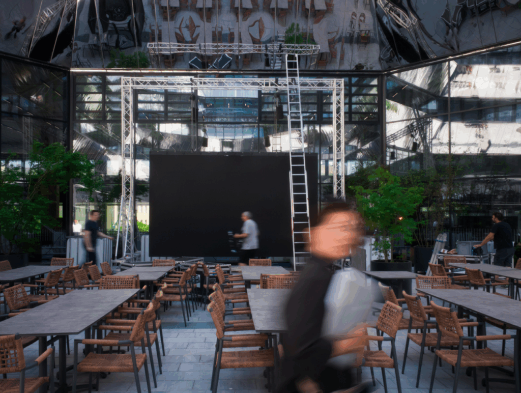 Location im Althan Quartier mit großem Screen und Sitzplätzen