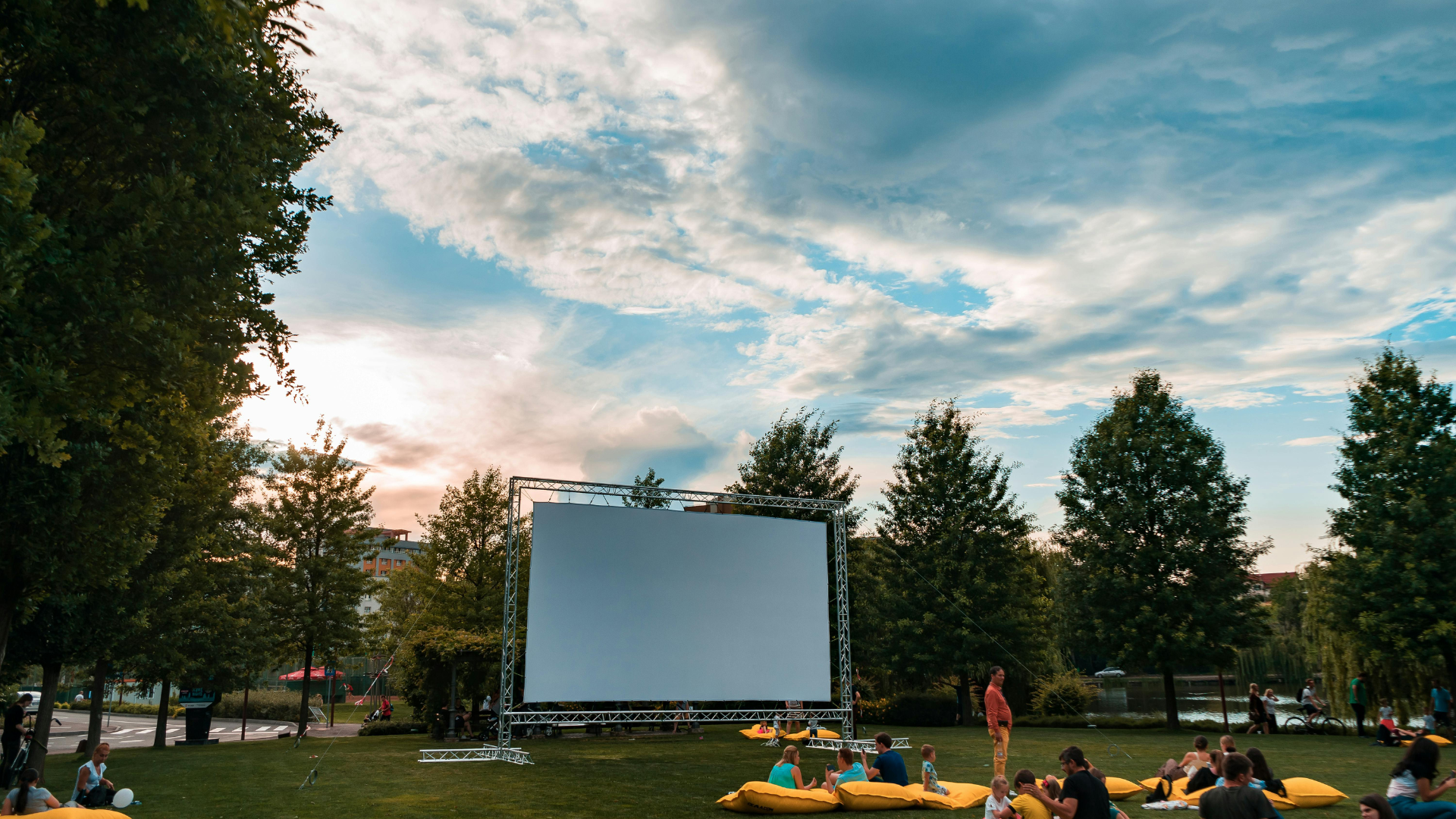 Große Leinwand auf einer Wiese