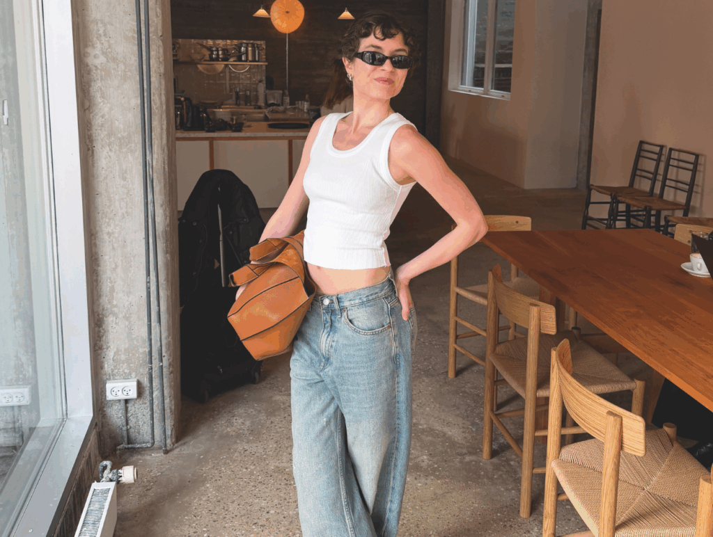 Miia Matala-aho in Jeans und weißem Tanktop