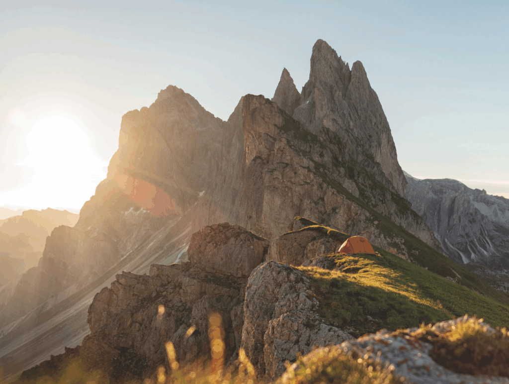 Ein Zelt in einer Bergkulisse in den Dolomiten