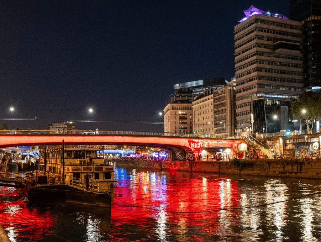 Donaukanal abends mit Blick auf eine Brücke