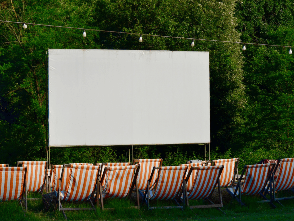 Leinwand und Stühle im Freien