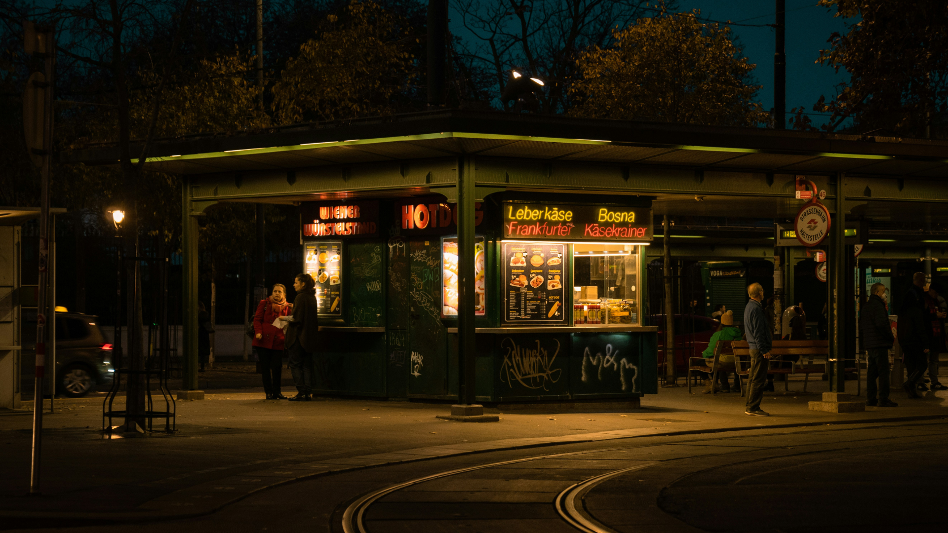 Ein Würstelstand nachts in Wien