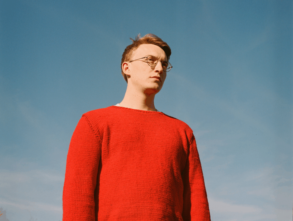 Marlo Grosshardt mit blauem Himmel im Hintergrund